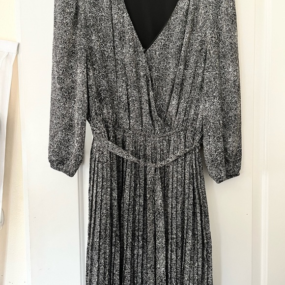 Dress - Picture 4 of 8